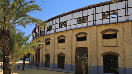 Exteriores de la plaza de toros de Sutullena en Lorca (Murcia)