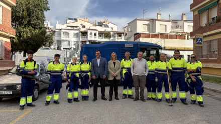 Motril comienza una nueva era en su limpieza con la puesta en funcionamiento del nuevo servicio de limpieza para Motril y sus anejos, en un con-trato que tendrá una duración total de 12 años y que supondrá una auténtica revolución en la gestión de residuos y en la limpieza de la ciudad. Con motivo del inicio de este contrato, la alcaldesa de Motril, Luisa García Chamorro, junto con el teniente de alcalde de Calidad Urbana, Juan Fernando Hernández, y el teniente de alcalde de Urbanismo y Medioambiente, Antonio Escámez, han acudido al inicio de este nuevo contrato y han saludado a los trabajadores presentes en el barrio de la Fabriquilla para este primer plan de choque.


De esta forma, Motril inicia un nuevo rumbo en la gestión de su limpieza, con la puesta en funcionamiento de este contrato el cual se va a ejecutar en dos fases, la primera desde el día de hoy, 1 de abril de 2025, y que tendrá una duración estimada de 10 meses, siendo el periodo de adaptación por el cual se introducirán las primeras nove-dades antes de la puesta a punto final del servicio, con toda la maquinaria y resto de servicios incluidos en el pliego, funcionando al 100%. La segunda fase se desarrollará ya con la totalidad de la nueva maquinaria y hasta la finalización del contrato.


A partir del 1 de abril, con la puesta en funcionamiento de este servicio, será posible observar una serie de novedades muy importantes para la limpieza de las vías públicas motrileñas. En primer lugar, se va a establecer un plan de choque de limpieza en las calles y barrios de la ciudad, además de que más de 50 personas van a estar recorriendo las calles de nuestra ciudad, un aumento de más de 20 personas con la estimación diaria anterior. Además, en total en los 3 turnos, habrá 120 trabajadores por las calles de Motril, 9 solo en el plan de choque de limpieza de cada barrio, así como al desbroce en las aceras, especialmente necesario tras las últimas lluvias en Motril; y 5 peones de limpieza manual y 3 cisternas baldeando las calles de manera mecánica.


La alcaldesa de Motril, Luisa García Chamorro, ha resaltado como “hoy es un gran día para Motril”, recordando como, desde el equipo de Gobierno, siempre “hemos sido cons-cientes de los problemas que tiene la ciudad, y uno de los principales era precisamente la limpieza, ya que paseamos y vivimos en Motril, por lo que sabíamos la necesidad urgente de encontrar una solución al problema de la limpieza”, algo que llega tras mu-chos meses de trabajo pues “con este nuevo contrato, damos un paso adelante para mejorar la calidad de vida de nuestros vecinos y vecinas”.


“Hemos demostrado en los últimos años como la limpieza siempre ha sido una prioridad para nuestro equipo de Gobierno pues hemos pensado y buscado muchas soluciones para que los motrileños pudieran tener la limpieza en sus calles que se merecían, por ello este día es histórico ya que se puede ver el trabajo de muchos meses y que traerá importantes novedades en la limpieza de Motril, comenzando desde hoy mismo con un plan de choque que incluye acciones inmediatas en diversos barrios como la Fabriquilla, así como ya se han empezado a baldear las calles que llevaban mucho tiempo sin esta acción en barrios como las Angustias o La Nacla. Y es que no se trata solo de una intervención puntual, sino de un compromiso constante de mantenimiento para que la ciudad pueda lucir limpia todos los días” ha exclamado la primera edil motrileña.


Con la puesta en funcionamiento de este nuevo servicio, en esta primera fase se irá adquiriendo maquinaria de última generación según lo estipulado en el contrato de lim-pieza, aunque desde el mismo inicio del servicio, el aumento de esta maquinaria de limpieza será muy visible y es que por las calles de Motril ya se podrán visionar 5 barre-doras en funcionamiento (actualmente hay 1), 4 hidrolimpiadoras (actualmente hay 2), 1 camión cisterna de 20 metros cúbicos y otro de 8 metros cúbicos (actualmente no hay ninguno), 1 tractor limpiador de playas (no existía hasta el momento), 1 máquina des-pegadora (no existía hasta el momento), y una baldeadora de aceras (no existía hasta el momento).


Además, García Chamorro ha recordado como, desde el servicio de limpieza, se ha “habilitado una línea gratuita de atención ciudadana donde, no solo se podrán presentar quejas o sugerencias, sino también solicitar información sobre la recogida de enseres”, en una nueva y efectiva forma de recoger los enseres que busca el objetivo de “evitar imágenes con muebles y objetos voluminosos en mitad de la vía pública y es que, con una simple llamada, se asignará un horario concreto para su recogida, facilitando a los vecinos esta gestión y evitando problemas de suciedad y desorden”.


Para el encargado municipal de Calidad Urbana, Juan Fernando Hernández, hoy “es un día muy importante para la ciudad de Motril y para todos nuestros ciudadanos pues ya ha comenzado el nuevo contrato del servicio de limpieza, recogida de residuos, mante-nimiento y limpieza de la playa, así como la gestión del punto limpio”, dentro de un im-portante hito de este Ayuntamiento “en nuestra apuesta por mejorar la calidad de vida de todos los ciudadanos y visitantes con un servicio de limpieza acorde a lo que se merecen”.


“Este contrato no es solo un cambio en la gestión, sino un verdadero avance que va a suponer un antes y un después en la limpieza de Motril y de nuestros barrios pues hay muchísimo trabajo detrás de este proyecto, muchas horas de planificación, y por fin hoy podemos empezar a ver los resultados. Desde este momento, los ciudadanos van a comenzar a notar la diferencia en zonas donde hasta ahora no se podía intervenir con la frecuencia deseada por la falta de medios y es que estamos muy ilusionados con este nuevo servicio de limpieza que marca el inicio de una auténtica revolución en la gestión de residuos en Motril ya que nos esperan diez meses de intenso trabajo, en los que se llevarán a cabo inversiones millonarias, en concreto, estamos hablando de una inversión de 11 millones de euros que permitirá la incorporación de más personal, la renovación completa de los contenedores y la ampliación del horario de apertura del punto limpio, entre otras muchas novedades” ha aseverado Juan Fernando Hernández.


En cuanto a instalaciones, se adecuará la nave actual de limpieza y se instalará una adicional en el Polígono El Vadillo para optimizar el servicio. También se establecerá una oficina de atención al público en el centro de la ciudad, donde cualquier ciudadano podrá expresas sus quejas o sugerencias, así como se habilitará una app ciudadana y una línea de atención telefónica para la recogida de enseres.


La gestión del punto limpio es una de las medidas más demandadas por parte de los ciudadanos en los últimos años, por lo que era un objetivo prioritario darle relevancia. Con el inicio del contrato, el Punto Limpio de Motril amplia su horario de lunes a domingo e incluye los festivos, así como se producirá la renovación total de sus instalaciones. Además, contará con vigilancia mientras se adecúa el espacio para evitar actos vandá-licos. El Ayuntamiento de Motril y la empresa encargada de la gestión de este servicio ponen a disposición del ciudadano la línea telefónica 900 de atención ciudadana, la cual será gratuita y cuyo teléfono es 900 10 27 17; así como el correo electrónico aten-cion_usuario_motril@fccma.es.


Por su parte, el teniente de alcalde encargado del área de Medioambiente y Urbanismo, Antonio Escámez, ha reiterado la importancia del día de hoy pues “comienza un cambio fundamental en la limpieza de Motril, el cual esperamos con ilusión y esperamos que se mantenga a lo largo de toda la concesión de este contrato”, donde es muy importante que se trabaje según lo establecido y con la mirada puesta en la calidad de esta limpieza ya que “los ciudadanos de Motril levan años demandándonos un entorno más limpio y serán los trabajadores y la empresa quienes sostengan ese esfuerzo diario, algo que sabemos que es una tarea ardua, pero la imagen de la ciudad debe reflejar ese com-promiso con la limpieza y el bienestar”.