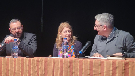 Isabel González Lado en el medio de la ponencia Aula Aberta