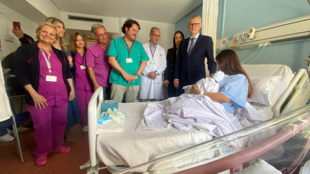 El consejero de Salud visita a una mujer que ha dado a luz en el hospital de Lorca