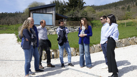 La conselleira de Medio Rural, en el centro, durante la visita al complejo turístico