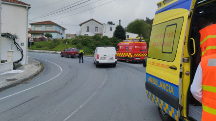 Los servicios de emergencia atendiendo al herido