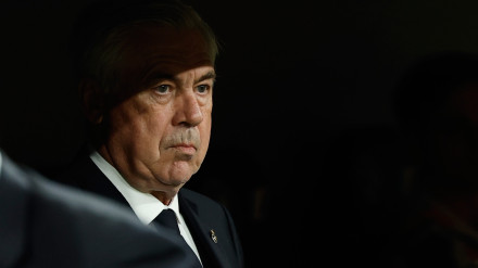 Carlo Ancelotti, con gesto serio, en el banquillo del Real Madrid