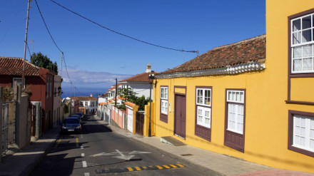 Conduce por un barrio de Tenerife y se ve obligado a frenar en seco por lo que le lanzan desde una ventana cualquiera: "Van armados"