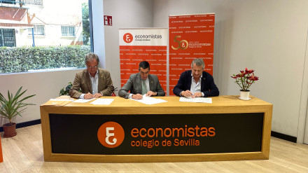 FIRMANDO CONVENIO AECC Y COLEGIO ECONOMISTAS