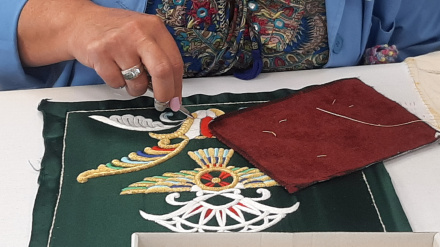 Una bordadora de Lorca trabaja en la realización de una pieza