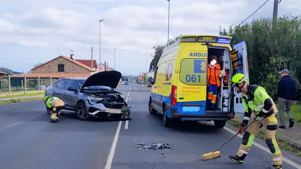 Uno de los vehículos dañados y los servicios de emergencias en la zona