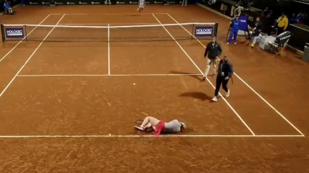 Francesa Jones se desploma en pleno encuentro