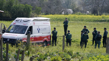 Agentes de la Guardia Civil, en el lugar donde un hombre se ha atrincherado en Grado (Asturias)