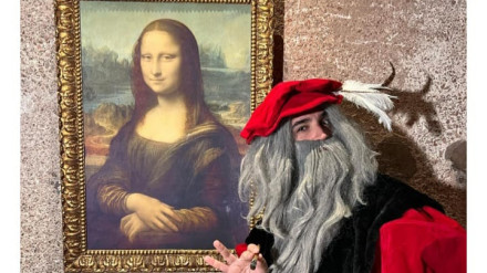 Leonardo delante de su mítica obra