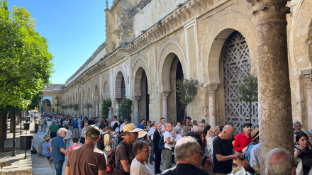 02/10/2024 Los turistas hacen cola en el Patio de los Naranjos para entrar en la Mezquita-Catedral de Córdoba.POLITICA ANDALUCÍA ESPAÑA EUROPA CÓRDOBA ECONOMIACABILDO CATEDRAL DE CÓRDOBA