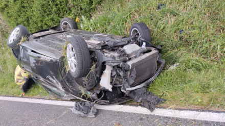 El vehículo acabó con las cuatro ruedas en el aire