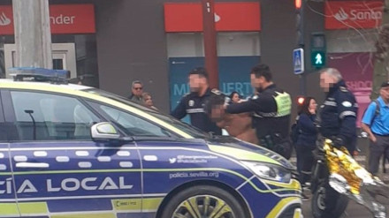 Desnudo por el centro de Sevilla y arrojándose al capó de los coches