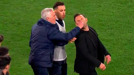 José Mourinho agarra de la nariz al entrenador del Galatasaray, Okan Buruk
