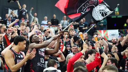 Los jugadores del Bilbao Basket celebran con su afición el pase a la final de la FIBA Europe Cup