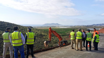 Operarios en las obras de reparación de la RM-D20 tras el temporal de lluvias