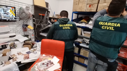 Investigada una mujer en Almuñécar por tener a la venta más de 900 artículos falsificados