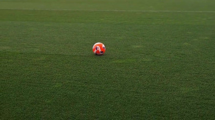Entrenamiento de Osasuna con lluvia, frío y balones naranjas