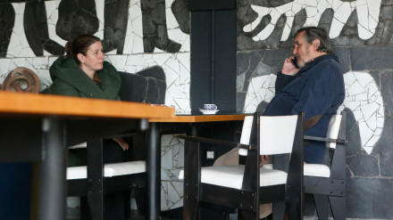 El propietario de Sargadelos, Segismundo García, charla en la cafetería del complejo industrial con la alcaldesa de Cervo, Dolores García, en la mañana del jueves 3 de abril de 2025lu