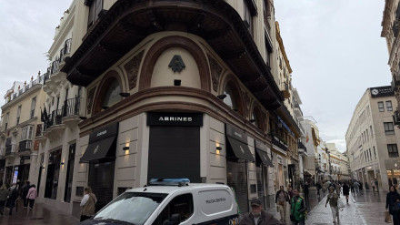 Imagen de la Policía Nacional ante la joyería objeto del robo