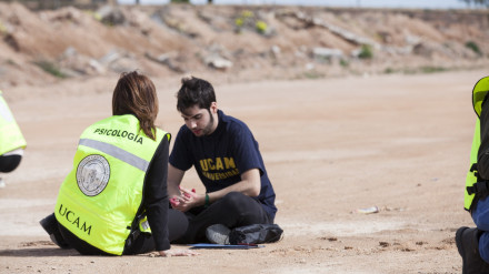 Estudiantes de Psicología durante un simulacro de accidente