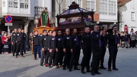 Portadores en la Semana Santa de Ares