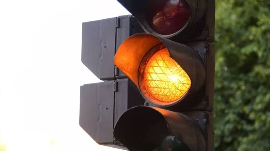 Una luz ámbar en un semáforo de una localidad