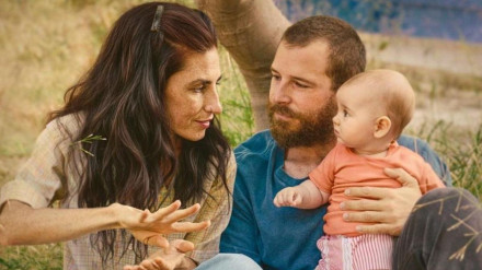 Una madre junto a su marido y su bebé.