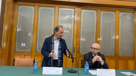 O presidente da Fundación Otero Pedrayo, Eduardo López Pereira, presenta un dos ponentes no Abril Oteriano no 2024
