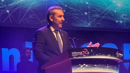 Fernando Suárez recogiendo el premio en el Auditorio de Barcelona