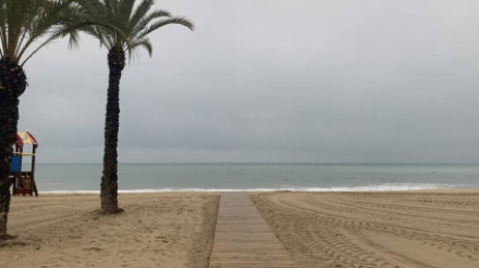 Imagen de archivo de un día nublado en la playa de San Juan