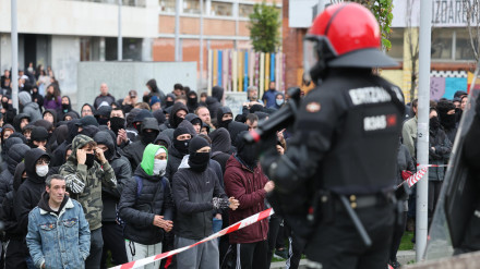 La Ertzaintza ha entrado por un garaje adyacente al gaztetxe Etxarri, en el barrio de Rekalde (Bilbao), un centro juvenil okupado