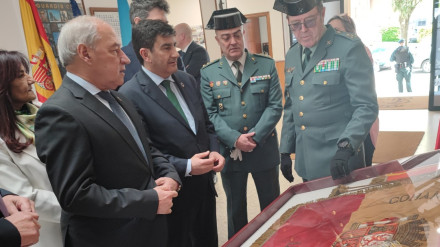 Foto Miguel enseña la bandera