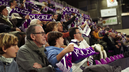 Aficionados del Real Valladolid de baloncesto en el pabellón Pisuerga.