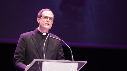 El pregonero durante su intervención en el teatro Jofre