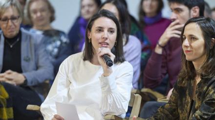 Archivo - La secretaria política de Podemos y eurodiputada, Irene Montero (i), y la secretaria general de Podemos y diputada, Ione Belarra (d), durante un acto de Podemos, en el espacio Próxima Estación, a 6 de marzo de 2025, en Madrid (España).