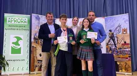 Autoridades con los ganadores en la categoría individual.