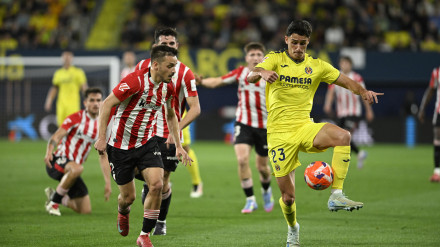 VILLARREAL (CASTELLÓN), 06/04/2025.- El defensa del Athletic Club Andoni Gorosabel (i) pelea un balón con el defensa del Villarreal Sergi Cardona durante el encuentro correspondiente a la jornada 30 de Laliga EA Sports que disputan hoy domingo Villarreal y Athletic Club en el estadio de La Cerámica, en la localidad castellonense. EFE / Andreu Esteban.