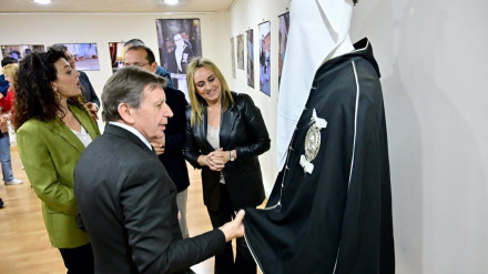 Exposición 'Taranto-Granada, un puente de fe'   GRANADA, 6 (EUROPA PRESS)    La alcaldesa de Granada, Marifrán Carazo, ha inaugurado la exposición 'Taranto-Granada, un puente de fe', un evento que une las tradiciones religiosas y culturales de la Semana Santa de ambas ciudades mediterráneas.   La iniciativa, respaldada por el proyecto 'Italea Puglia', promovido por el Ministerio de Asuntos Exteriores y Cooperación Internacional de Italia, forma parte de las acciones de intercambio cultural que refuerzan la candidatura de Granada a Capital Europea de la Cultura 2031, ha explicado el Ayuntamiento en una nota.   El proyecto 'Italea Puglia', reconocido por el Gobierno italiano dentro del programa de Turismo de las Raíces, busca reconectar a los descendientes de emigrantes italianos con su herencia cultural a través de experiencias inmersivas en sus territorios de origen. Esta iniciativa "forma parte de la apuesta del Ayuntamiento de Granada por estrechar lazos con otras ciudades europeas y reforzar la identidad cultural común con el Mediterráneo".   Marifrán Carazo ha destacado la relevancia de esta colaboración internacional: "Esta exposición es un ejemplo de cómo la cultura nos une más allá de las fronteras y de cómo Granada sigue consolidándose como un referente en el ámbito cultural europeo. Fortalecer nuestros lazos con Taranto nos permite proyectar nuestra Semana Santa y nuestro patrimonio en el exterior, en línea con nuestra candidatura a la Capital Europea de la Cultura".   El evento, impulsado por el profesor Gigi Montenegro, presidente de la Asociación La Veste Rossa, y la representante del proyecto 'Italea Puglia', Rita Piccinni, mostrará en Granada una selección de imágenes y elementos representativos de la Semana Santa tarantina. A su vez, en Taranto se ha celebrado una exposición en el emblemático Castillo Aragonés, donde se ha dado a conocer la tradición granadina a la comunidad italiana.   Con este tipo de interca