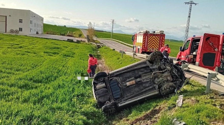 Los servicios de emergencia junto al vehículo accidentado