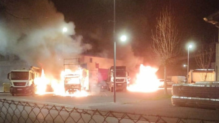 Momento de un incendio en el polígono Landa y en un caserío en Leitza
