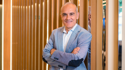 Rafael Guzmán posa con su último libro