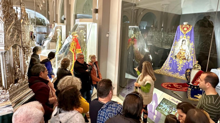 Visitantes en el museo de bordados del Paso Blanco de Lorca