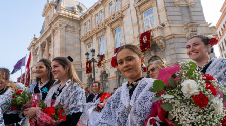 Chicas vestidas de cartageneras en el Día de la Patrona