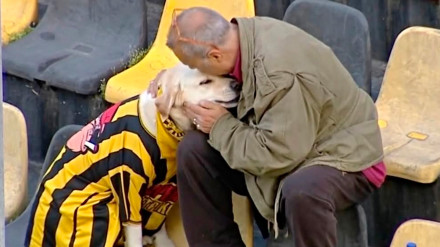 Imagen del perro Aris con su dueño, Angelos Misirlis