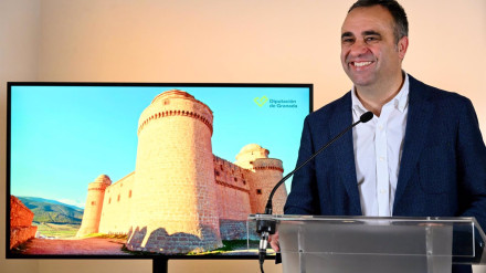 El presidente de la Diputación de Granada, Francis Rodríguez, anuncia la compra del Castillo de La Calahorra