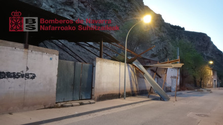 Desalojadas 13 personas por el deslizamiento de una ladera en Azagra que afecta a un almacen y una vivienda