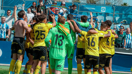 Los jugadores celebran la victoria en el campo del Espanyol B