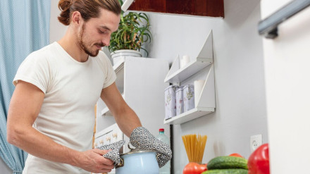 Un hombre realiza tareas domésticas en la cocina