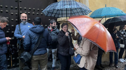 Público a las puertas de un templo de Córdoba